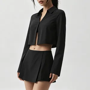 Vue détaillée de l'ensemble sportif noir composé d'une chemise courte et d'une jupe plissée.