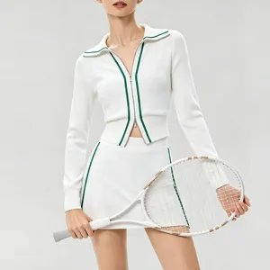 Ensemble veste de sport en tricot blanc et jupe de tennis avec bordure verte pour golf.