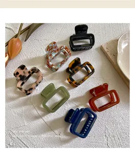 Detailansicht eleganter retro azetat haarspangen in verschiedenen stilvollen farben für frauen.