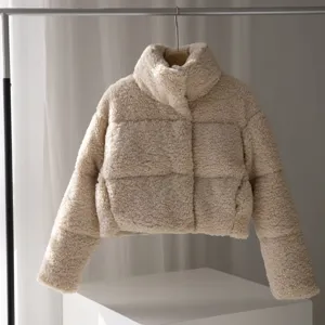 Femme hiver courte veste doudoune en polaire, manteau chaud epais sherpa col montant.
