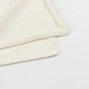 Minimalistisches Strickschal-Stoffdetail, weiche Textur und exquisite Kantennaht für Damen.