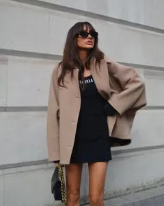 Vue détaillée d'un manteau souple beige à manches longues et revers avec poches d'automne.