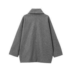 Détail du dos de la veste grise en mélange de laine douce avec un beau design.