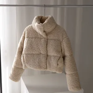 Vue détaillée de la veste courte chaude d'hiver pour femme en polaire épaisse crème.