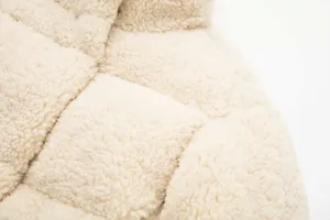 Gros plan détail du manteau court rembourré en polaire d'agneau chaude d'hiver pour femmes.