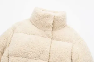 Détail en gros plan veste matelassée peluche polaire sherpa femme hiver col montant court