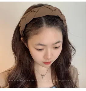 Serre-tête en tissu tressé marron de style coréen pour femmes, accessoire minimaliste.