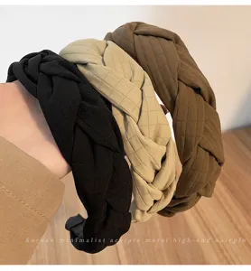 Vue detaillee de magnifiques serre-tetes en tissu tresse tendance noir, beige et marron.
