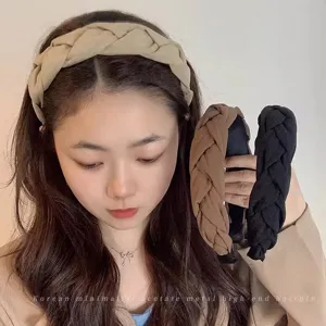 Serre-tête tressé en tissu pour femme, accessoire de coiffure élégant pour tous les jours.