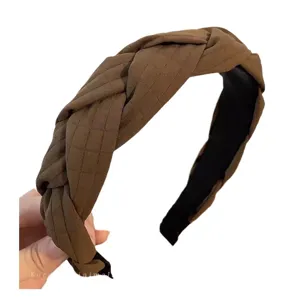 Serre-tête tressé marron pour femme, arceau à cheveux en tissu matelassé, accessoire de mode élégant.