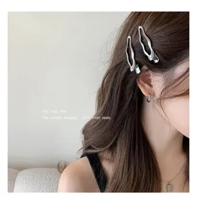 Primer plano del pasador de pelo plateado de metal para flequillo en modelo elegante.