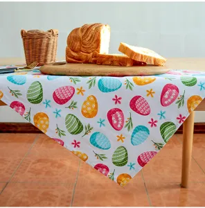 Paño rectangular de algodón con estampado de Pascua y huevos de colores para decoración.