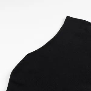 Detailansicht des schwarzen französischen minimalistischen unregelmäßigen Strickpullovers für Damen.