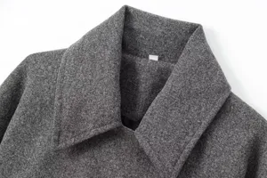 Détail de blazer en laine grise, col à revers classique, veste souple d'automne.