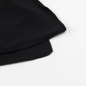 Nahaufnahme des weichen schwarzen Strickstoffs mit feiner Textur und sauberem Randdesign.
