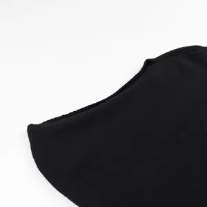 Nahaufnahme Detail des schwarzen Strick-Schals, minimalistischer weicher Pullover Stoff.
