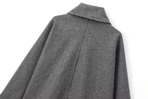 Vue rapprochée du col arrière et de la texture en tissu de laine d'une veste grise.