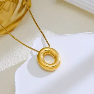 Elegante gouden cirkelvormige hanger halsketting met gepolijste afwerking en delicate ketting