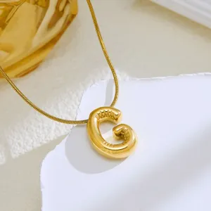 Gouden 3D ballon letter hanger ketting, close-up van delicate slangenketting detail.