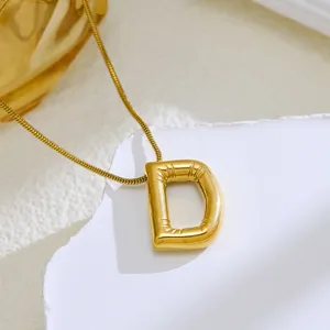 Gouden opgeblazen letter D hanger halsketting met elegante slanke ketting voor vrouwen.