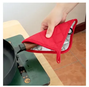 Roter gesteppter Stoff-Topfuntersetzer für heiße Pfannengriffe, hitzebeständige Ofenmatte.