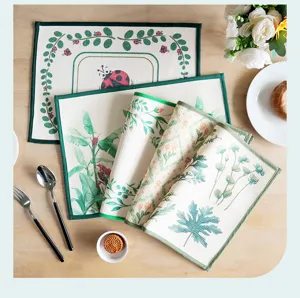 Mantel individual de tela con estampado de plantas y mariquitas para decoración.