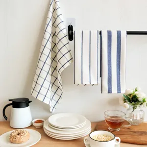 Torchon de cuisine en coton à carreaux et rayures bleues, idéal pour le nettoyage et la déco.