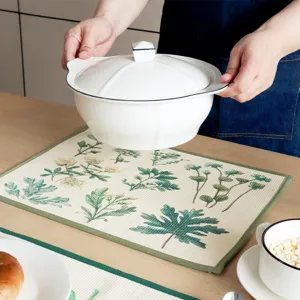 Mantel individual con estampado botánico para aislamiento térmico y escurridor útil.