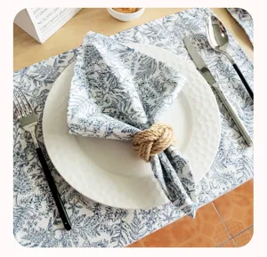 Nahaufnahme Detail des blau-weißen floralen Baumwollstoff Tischsets mit Servietten.