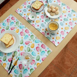 Mantel individual de algodón con estampado de Pascua y huevos coloridos para decoración.