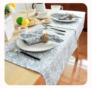 Baumwollstoff Tischläufer und Platzset Set mit blauem Blumenmuster für elegante Esszimmerdekoration.
