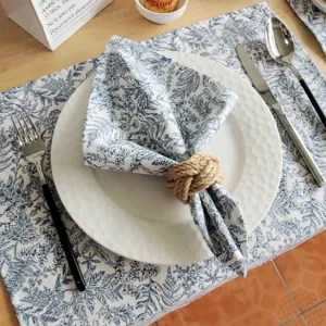 Blau-weiße Blumen-Baumwoll-Stoff quadratische Serviette und Platzdeckchen Set, elegante Tischdeko.