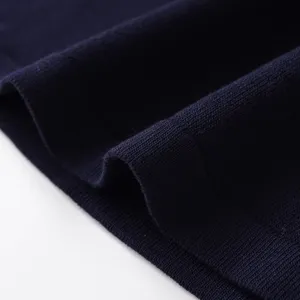 Jupe en tricot bleu foncé principale, avec texture côtelée élastique douce et design de tissu.