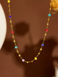 Primo piano dettagliato della collana in acciaio inossidabile con pietre colorate.
