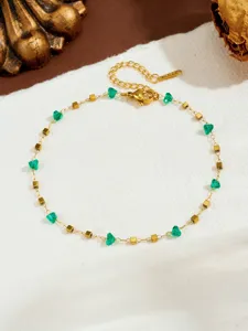 Elegante collana in acciaio inossidabile dorato con perle di cristallo verde irregolari.
