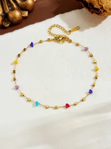 Collana raffinata in acciaio inossidabile con pietre a cuore colorate e perle dorate.
