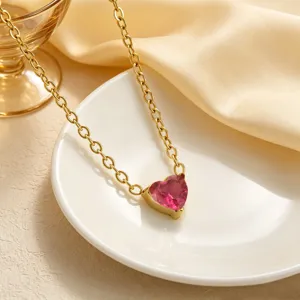 Collana con pendente in zirconia cubica rosa a forma di cuore placcata oro, dettaglio.