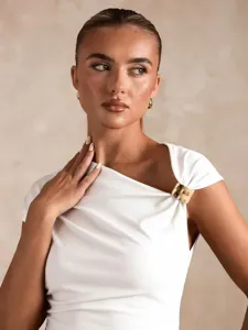 Elegant white asymmetric single-sleeve crop top with chic metal shoulder buckle detail.