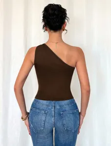 Καφέ crop top με έναν ώμο αμάνικο, στενό καλοκαιρινό βασικό φανελάκι για γυναίκες.