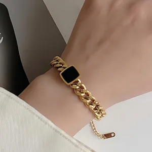 Klobiges goldenes edelstahl armband für frauen, moderner schwarzer quadratischer anhänger.