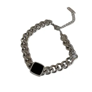 Klobige Edelstahl Kette für Damen mit einem stilvollen schwarzen quadratischen Anhänger.