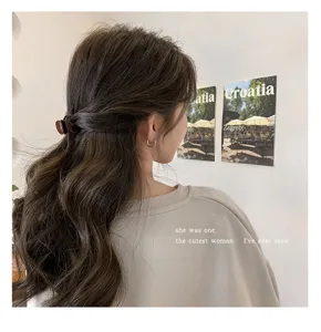 Detailansicht einer kleinen braunen Acetat Haarklammer für elegante und schöne Frisuren.