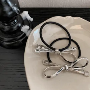 Elastico per capelli con fiocco argento in metallo, fascia nera elegante per coda di cavallo.