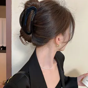 Detailansicht der großen hohlen Acetat Haarklammer in Mondsichelform für elegante Frisuren.