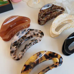 Große Acetat Haarklammer, hohle Halbmond Haarklammer für elegante Frisuren und Dutt Styling.