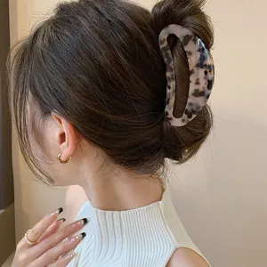 Detailansicht großer mondförmiger Acetat Haarklammer mit Schildpattmuster für elegante Frisuren.