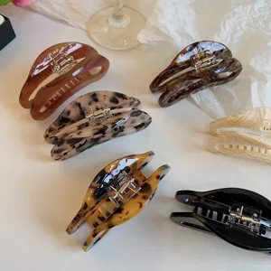 Große Acetat Haarklammer, hohles Monddesign, elegante Haarklammer für das tägliche Styling.