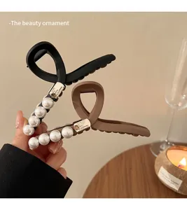 Matte Haarklammer mit Perlenbesatz im Kreuzdesign, Detailansicht des modischen Retro-Haar-Accessoires.