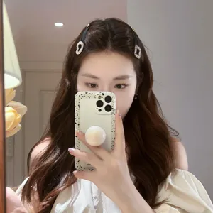 Gros plan detaille de la pince a cheveux en strass elegante portee par le modele au quotidien.