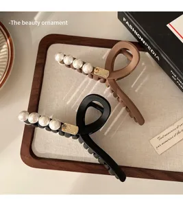 Matte Haarklammer mit Kunstperlen und Metalldetail, elegantes Haarstyling-Accessoire.